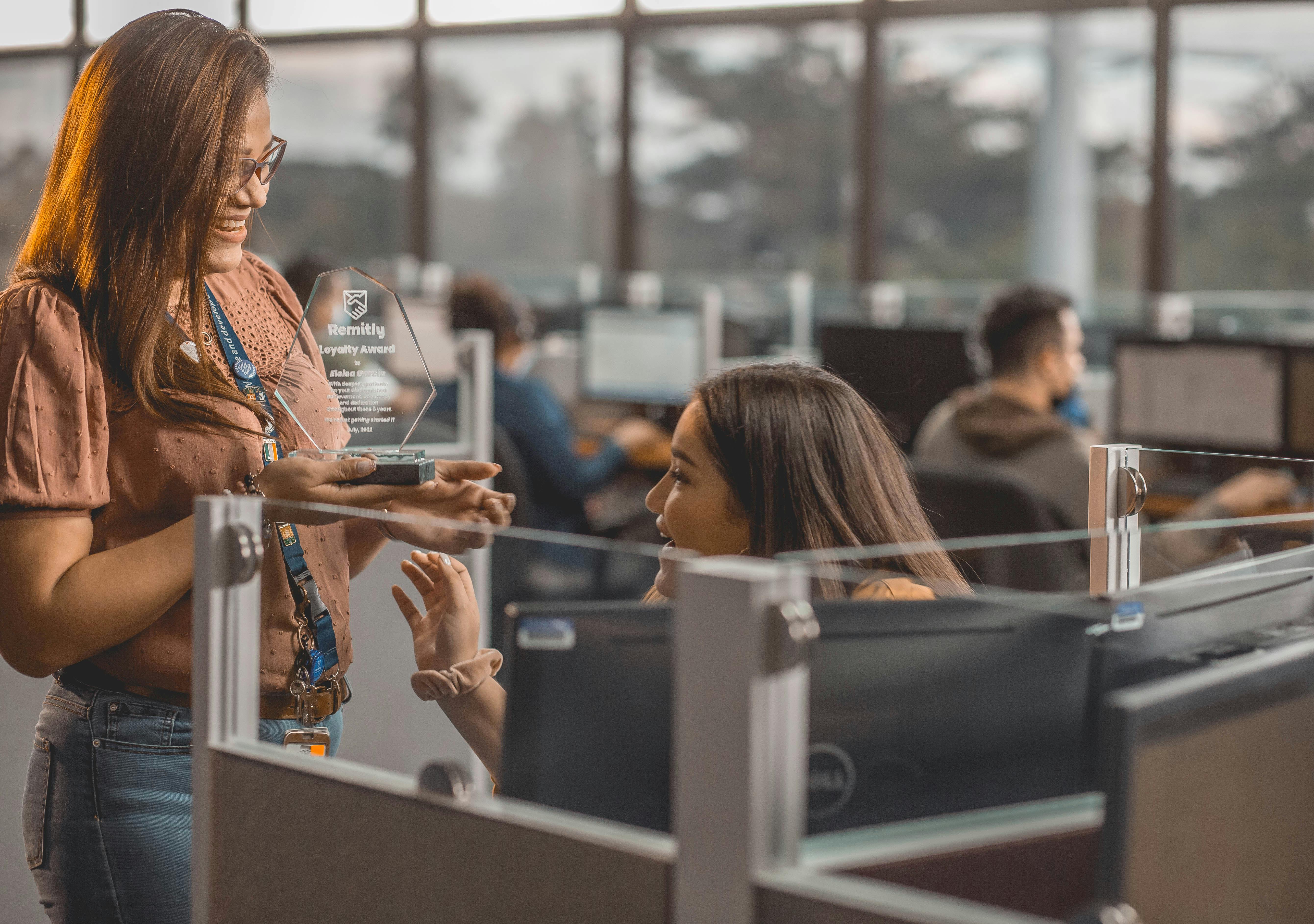 Mastering Employee Recognition: Examples and Tips for a Successful Program